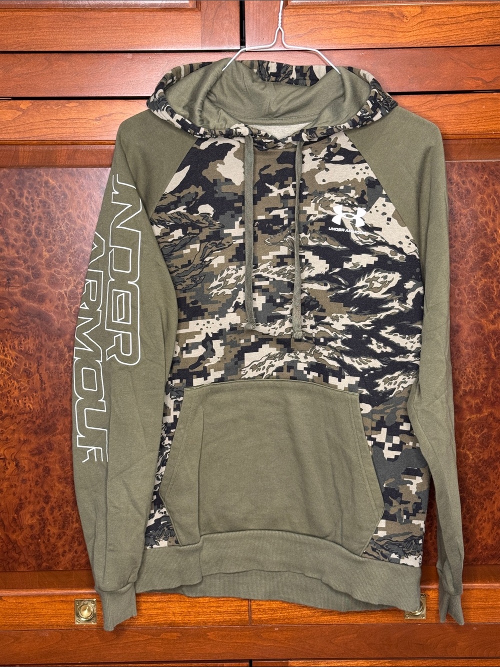 Under Armour Men's M Olive Green Camo Pullover Hoodie